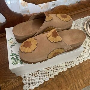 Chelsea & Violet Tan Floral Mules
